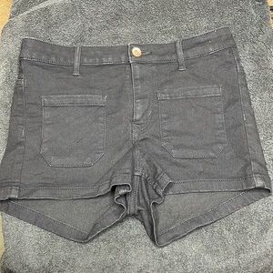 344 - Woman’s black shorts
